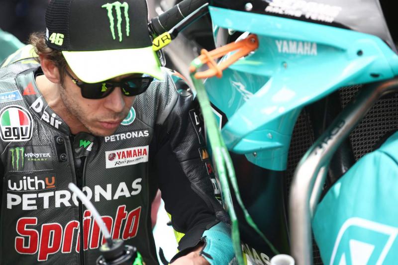 Valentino Rossi (Italia) harus pisah dengan Petronas Yamaha Srt dengan datangnya Aramco ke MotoGP? (Foto: therace)