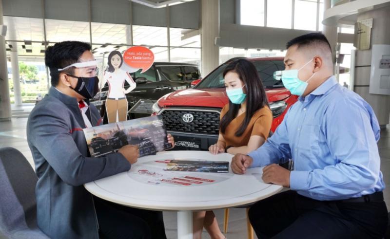 Petugas Auto2000 sedang memberikan penjelasan produk Toyota kepada AutoFamily