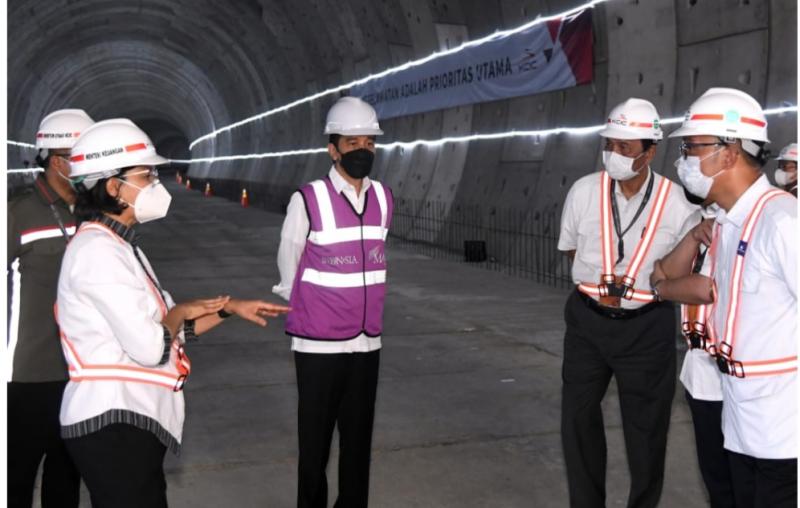 Presiden Jokowi saat peninjauan di lokasi tunnel 1 KCJB Pondok Gede pada Selasa lalu 