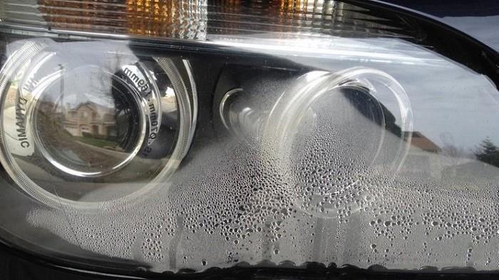 Lampu utama mobil mengalami pengembunan karena terpapar air saat dalam kondisi suhu panas