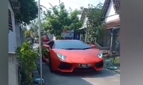 Viral, Lamborghini Merah Darah Masuk Jalan Kampung di Lamongan, Dibawa Pemiliknya Mudik Lebaran! 