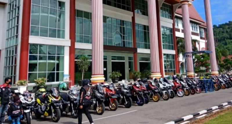 Halaman kantor Bupati Pesisir Selatan dipenuhi motor HAI Chapter Padang.
