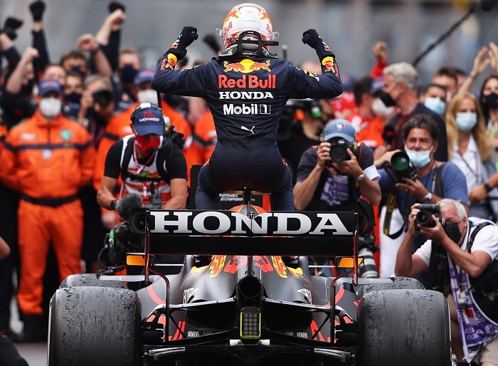 Max Verstappen merayakan kemenangannya di depan media dan tim di Monaco