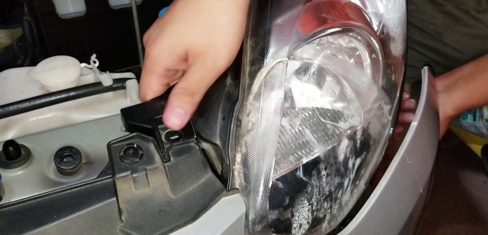 Membuka head lamp mobil yang mengalami pengembunan sehingga mengganggu pencahayaan