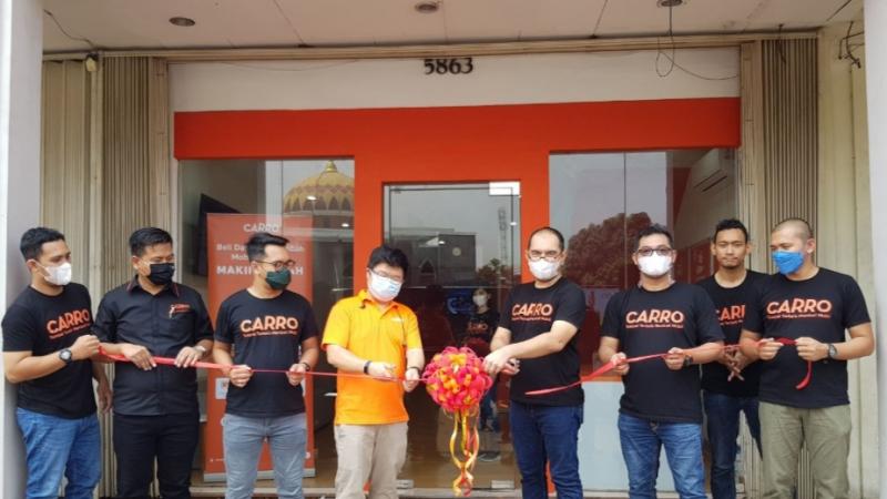 Aditya Lesmana, co-founder CARRO (baju oranye) melakukan peresmian CARRO Automall Point di BSD Tangerang