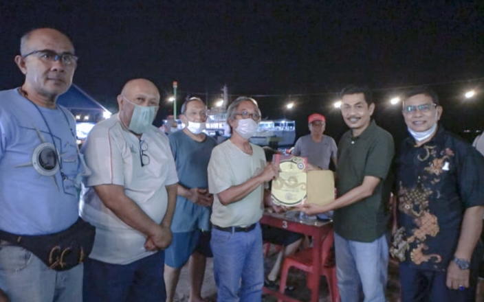 Chepot Hanny Wiano menerima sertifikat telah mencapai Nol Kilometer Indonesia di Sabang oleh Zanuarsyah Yahway dari BPKS.