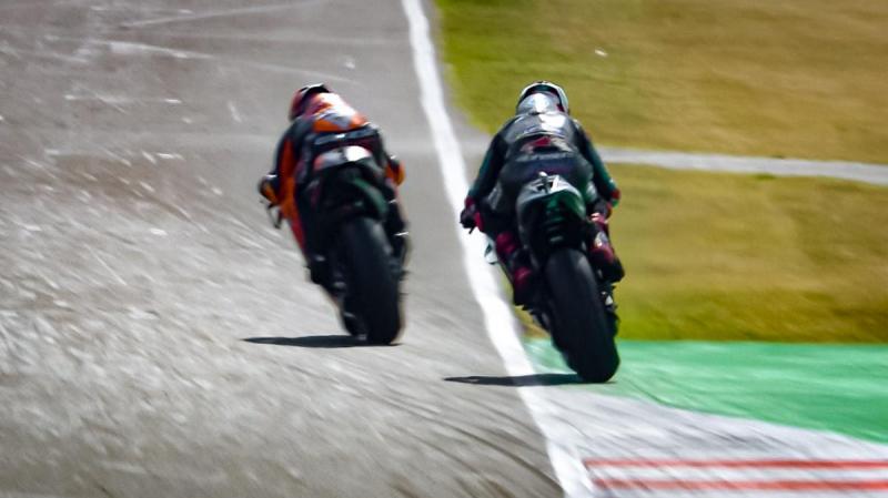 Ini contoh pelanggaran track limits yang acap kontroversial di MotoGP,  kala roda motor menyentuh lintasan berwarna hijau. (Foto: ist)