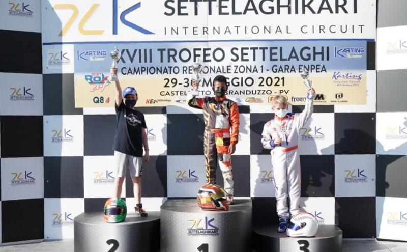 Qarrar Firhand Ali di podium ke-1 (tengah) kejuaraan Rok Cup Italia di Laghi International Circuit di Provinsi Pravia, Italia, Minggu (30/5/2021) 