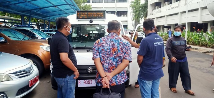 Para petinggi Suzuki dan Jaklingko memeriksa kesiapan unit angkot Ber-AC yang disiapkan untuk Jakarta