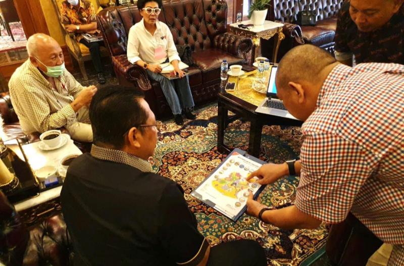 Ketua IMI DKI Anondo Eko menyampaikan presentasi kepada Bamsoet terkait sirkuit Badak di KEK Tanjung Lesung Banten