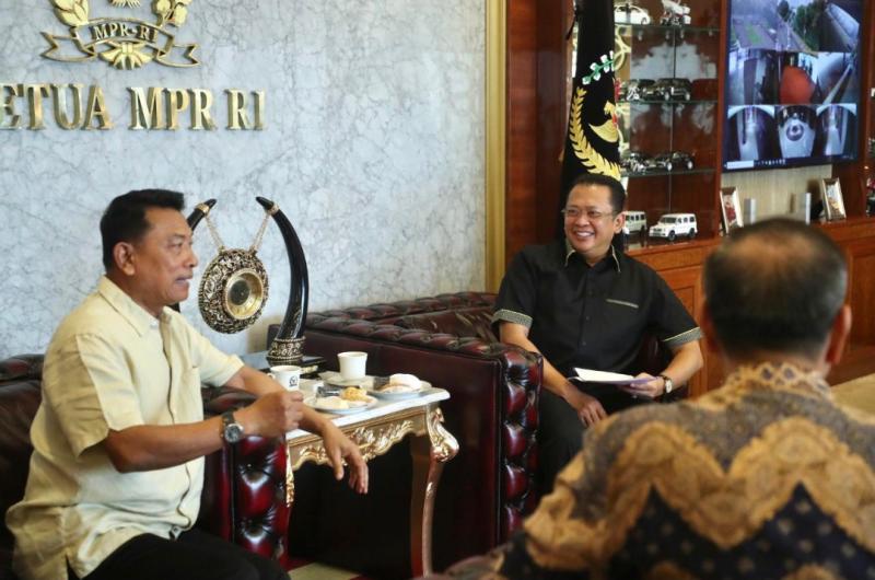 Bamsoet menerima Jenderal TNI (Purn) Moeldoko sebagai Ketua Perkumpulan Industri Kendaraan Listrik Indonesia di Jakarta hari ini