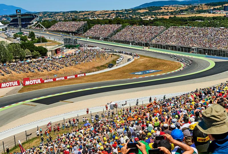 Penonton GP Catalunya yang biasanya membludak, tahun ini boleh diisi 20% dari kapasitas normal. (Foto: ist)