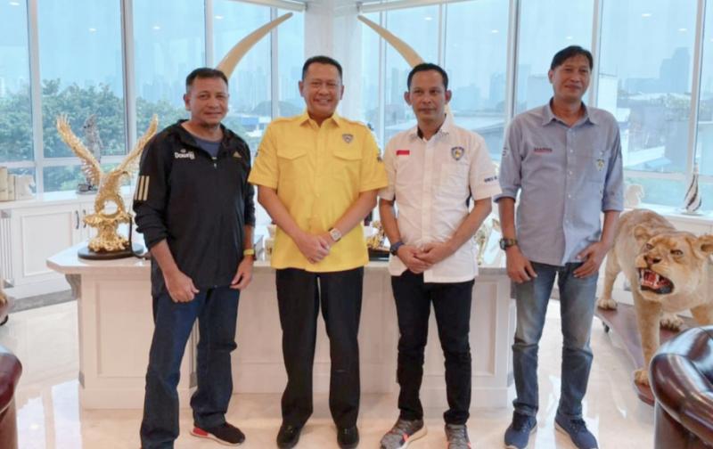 Dari kiri Eddy Saputra, Bamsoet, Medya Saputra dan Donny Mahardjono, menyusun jadwal baru event balap motor nasional