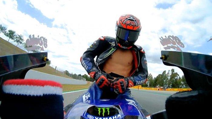 Sibuk benahi ritsleting saat balapan, pemandangan perdana di MotoGP oleh Fabio Quartararo (Yamaha). (Foto: motogp)