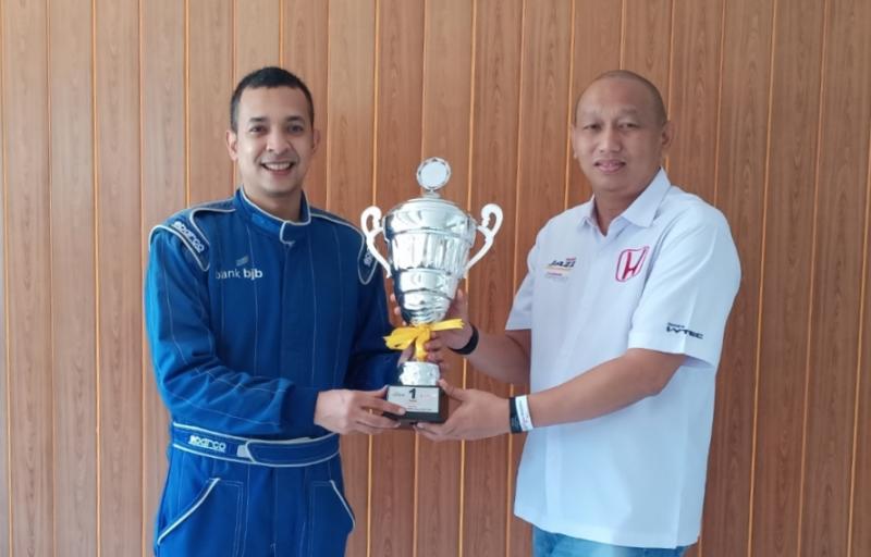 Anondo Eko serahkan trofi juara umum kelas Master Honda Jazz Speed Challenge 2019 di pit Honda, Sentul International Circuit, Bogor hari ini