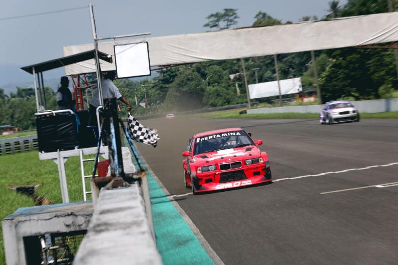 Aldio Oekon menembus finish line sebagai juara 1 ISSOM 2021 putaran 2 di Sentul International Circuit. (foto: ist)