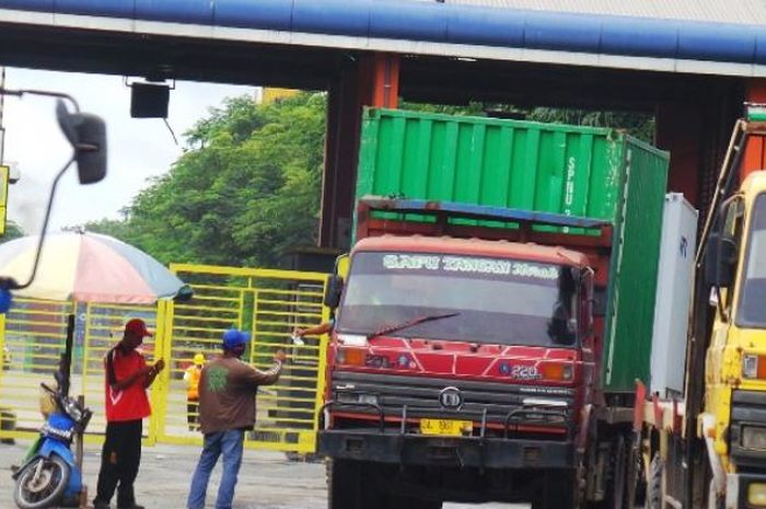 Ilustrasi Pungli oleh pihak yang tidak bertanggung jawab kepada para sopir angkutan logistik
