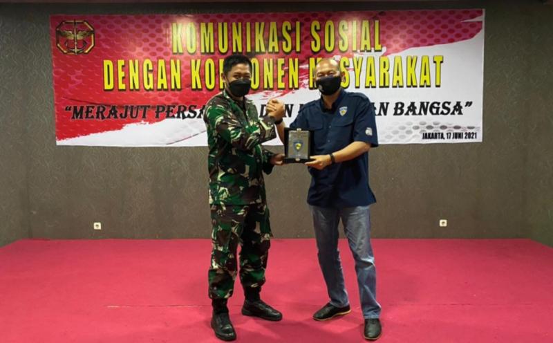 Ketua Umum IMI DKI Jakarta Anondo Eko menyerahkan cendera mata kepada Kolonel Inf Is Abul Rasi, S.E Asisten Teritorial Kopassus 