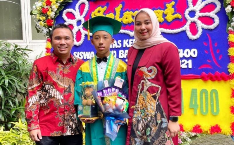 Diwisuda lulus SD Bakti Mulia Pondok Indah, Aditya Wibowo membawa kebahagiaan kepada kedua orang tuanya
