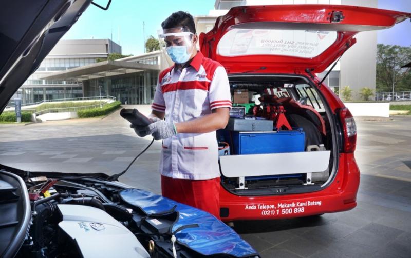 Petugas THS-Auto2000 Home Service sedang melakukan perawatan kendaraan Toyota milik AutoFamily