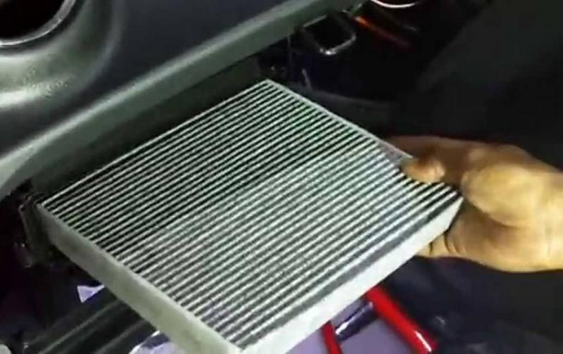 Pemasangan filter AC mobil yang berfungsi jadi penyaring udara