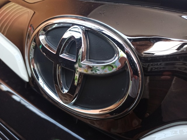 Emblem Toyota pada sebuah mobil listrik Toyota yang tengah dikembangkan
