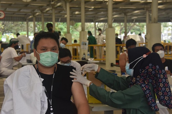 Seorang Karyawan Honda Prospect Motor mengikuti program vaksinasi massal untuk melindungi diri dan orang sekitar dari paparan Covid-19