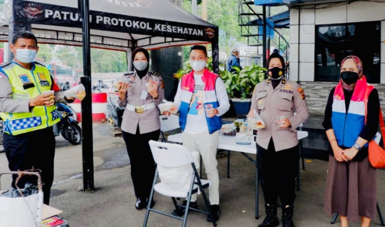 Pentolan Gorengan Ario Danu (tengah) saat menyambangi Pos Penyekatan PPKM Darurat di kota Bogor