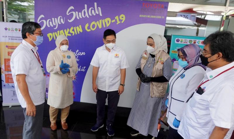 Program vaksinasi Covid-19 di pabrik Toyota dikunjungi Menteri Ketenagakerjaan Ida Fauziyah dan Ketua KADIN Arsjad Rasjid