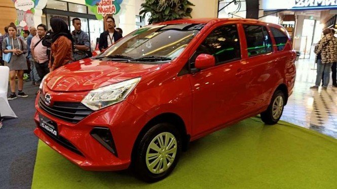 Display Daihatsu Sigra saat hadir dalam sebuah pameran otomotif