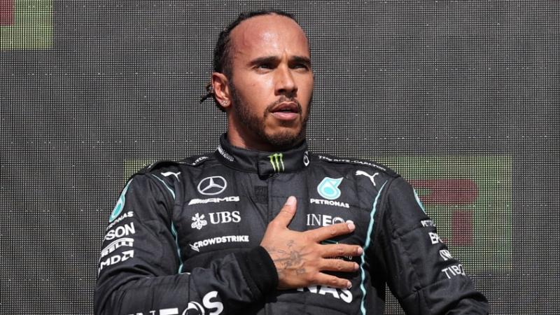 Insiden di GP Inggris membuat Lewis Hamilton (Mercedes) menerima serangan rasis bertubi-tubi. (Foto: theweek)