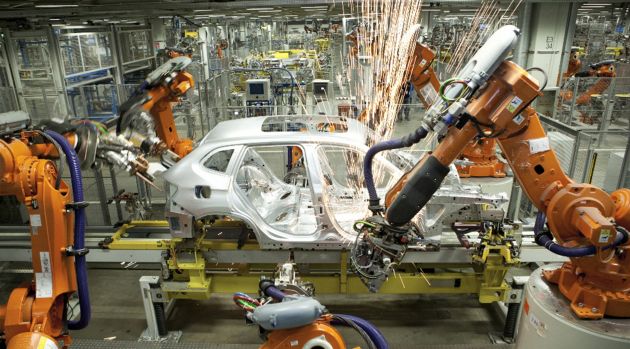 Sebuah pabrik BMW yang sementara membangun mobil baru dengan peralatan canggih
