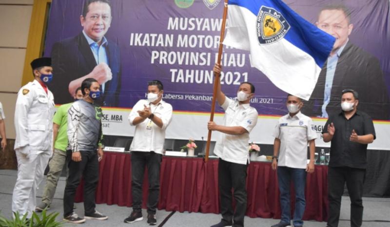 H Agung Nugroho SE mengibarkan pataka setelah diputuskan secara aklamasi sebagai Ketua IMI Provinsi Riau 2021-2025 pada Musprov di Kampar hari ini