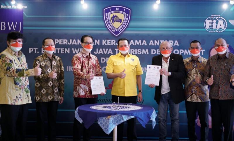 Bamsoet, H Tinton Soeprapto dan komisaris - direksi PT Banten West Java Tourism Development usai tanda tangan MoU di kantor IMI Pusat 
