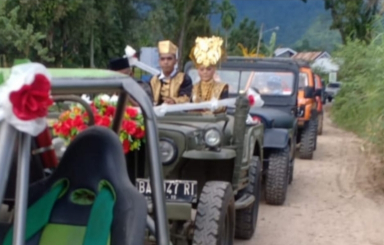 Penganten Minang Diarak Offroader Dengan Wedding Car Mobil Offroad, Ternyata Ini Sosok Keluarganya!