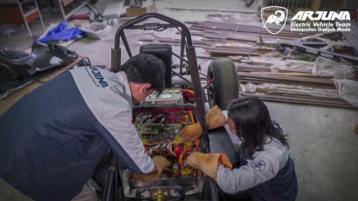 Dua orang mahasiswa Tim Arjuna UGM ketika merakit mobil listrik mereka dengan baterai yang dikembangkan sendiri