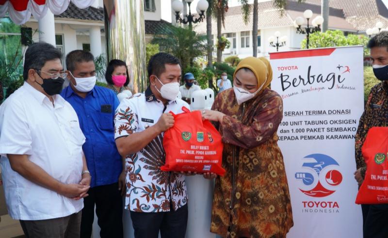 Bantuan 100 tabung oksigen secara simbolis diserahkan kepada Bupati Karawang Cellica Nurrachadiana di Karawang hari ini
