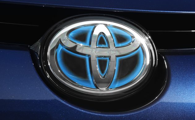 Logo Toyota yang khas dengan warna biru untuk mobil-mobil bermesin Hybrid