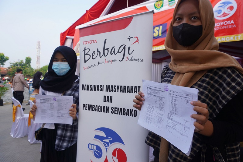 Warga Karawang mengikuti kegiatan vaksinasi yang diadakan Toyota Indonesia
