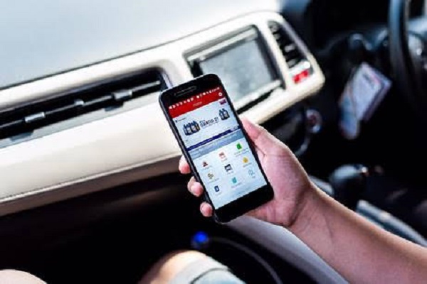 Pengguna layanan Shop&Drive mengakses lewat smartphone