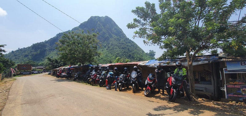 Para member Journalist Max Community saat mengeksplorasi perjalanan ke Curug Cipamingkis, Bogor, Jawa Barat