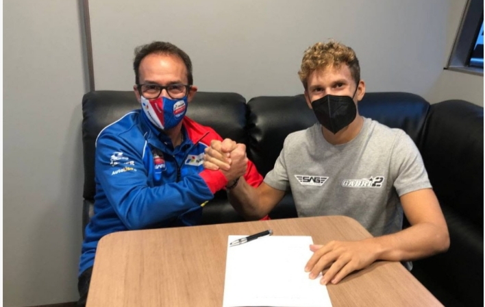Edu Perales selaku Principal Pertamina Mandalika SAG Team dan Gabriel Rodrigo usai tanda tangan kontrak Moto2 untuk musim balap tahun 2022