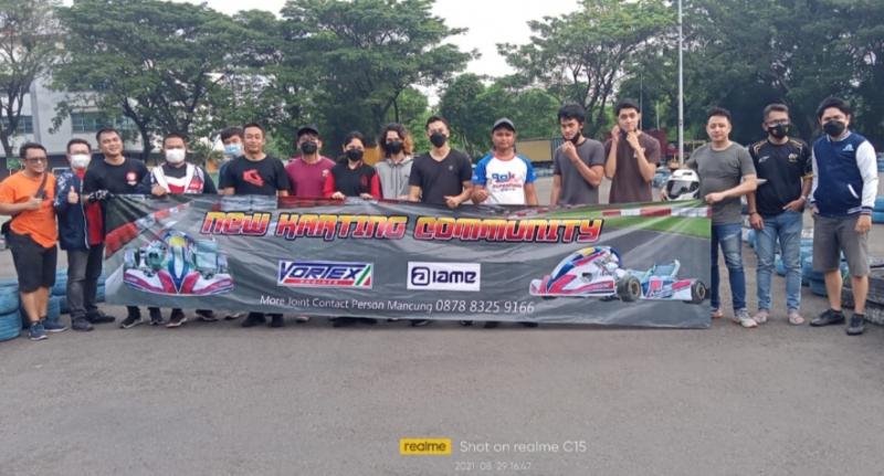 Mancung (nomor 6 dari kanan, bertopi) deklarasi New Karting Community di Lamtoro PTC Pulo Gadung Jakarta Timur