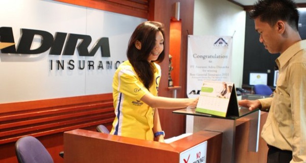 Seorang nasabah Adira Insurance melakukan pengurusan klaim ke pihak Adira