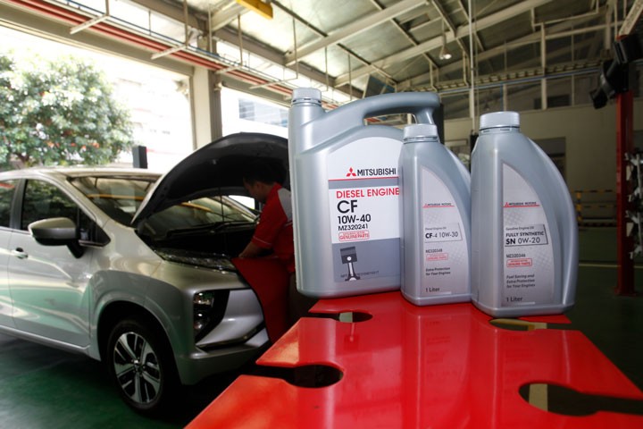 Mengganti pelumas Genuine oil Mitsubishi di dealer resmi
