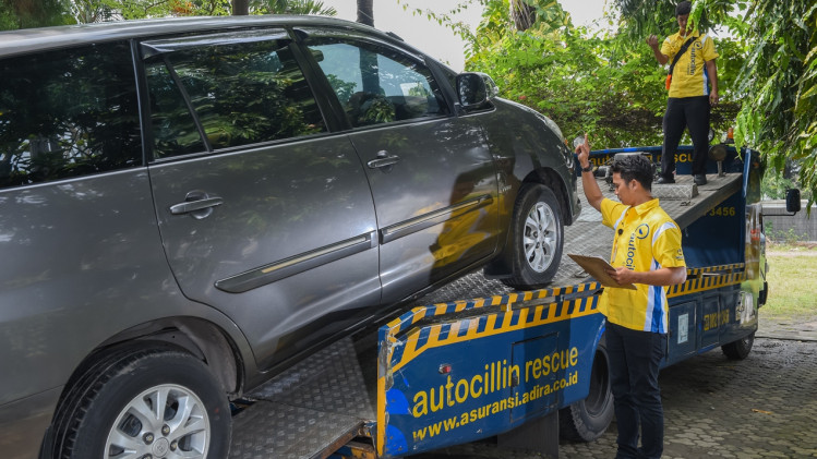 Tim rescue Adira Autocillin menderek mobil pelanggan yang mengalami trouble