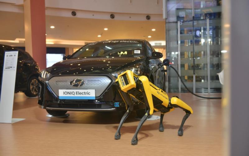 PT Hyundai Motors Indonesia (HMID) secara resmi memperkenalkan Spot, sebuah robot pintar berkaki empat dari Boston Dynamics ada di Mall Kelapa Gading 3 Jakarta Utara.