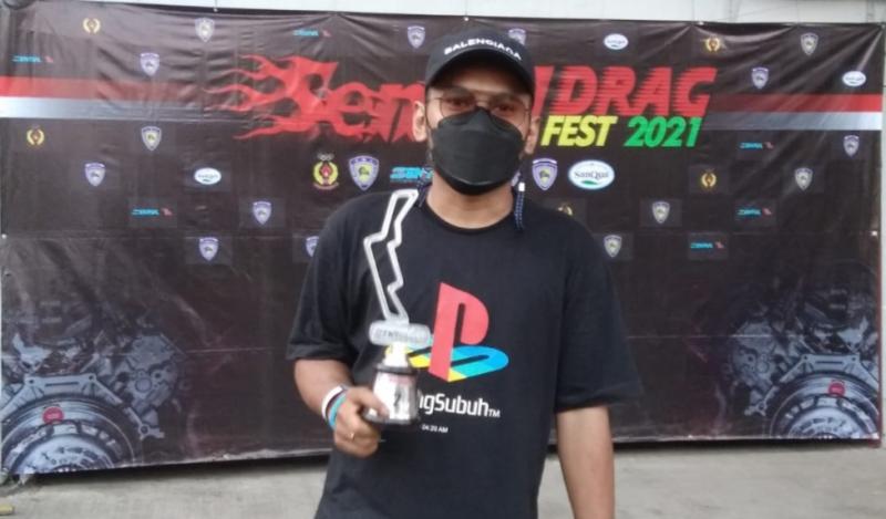 Debut Reza Rizki Arjai di ajang Sentul Drag Fest 2021 langsung memboyong trofi di Sentul International Circuit, Bogor. 