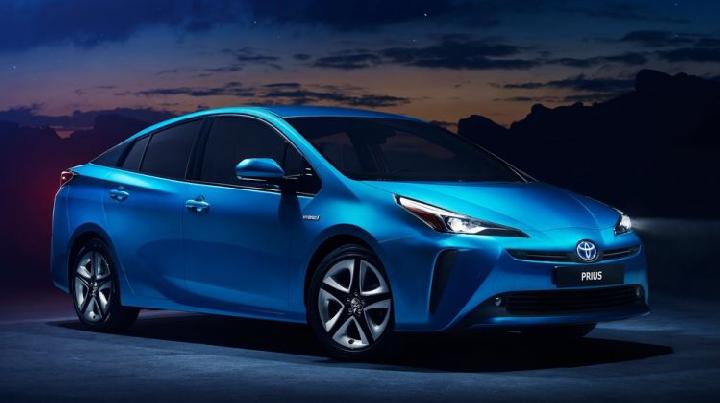 Toyota Prius salah satu mobil listrik yang akan menjadi bagian dalam pengembangan baterai ke depan