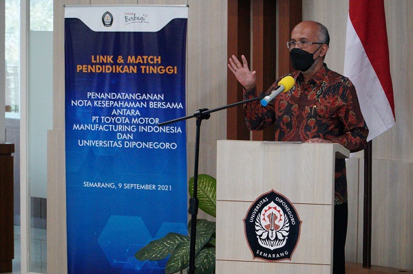 Direktur TMMIN, Warih Andang Tjahjono memberikan sambutan di Universitas Diponegoro, Semarang